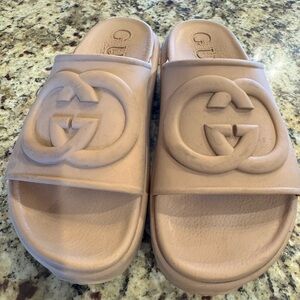 Gucci Interlocking G Logo Rubber Platform  Slides Size: 38